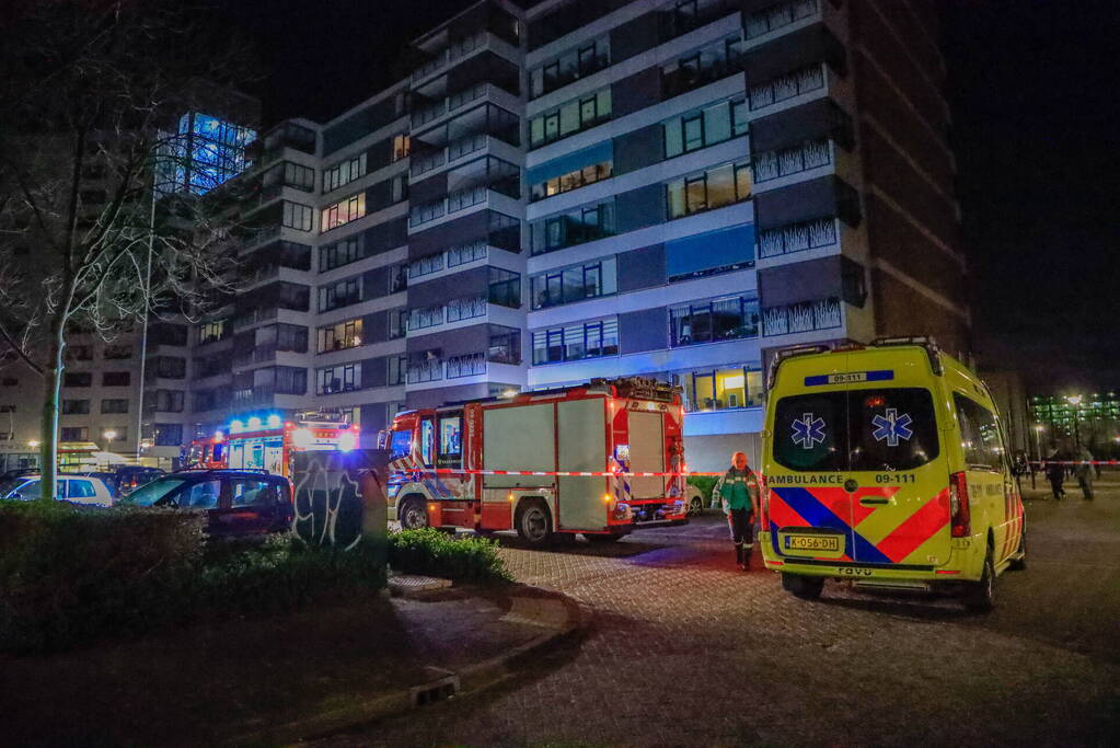 Brandweer redt persoon uit brandende woning