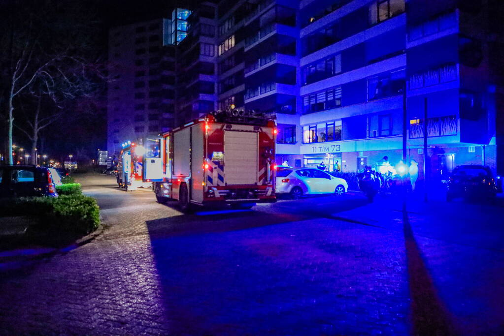 Brandweer redt persoon uit brandende woning