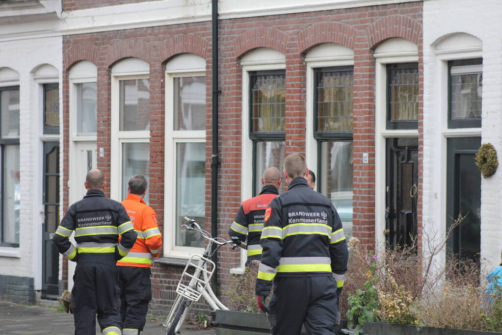 Adviseur van de brandweer doet onderzoek naar vreemde lucht in woning