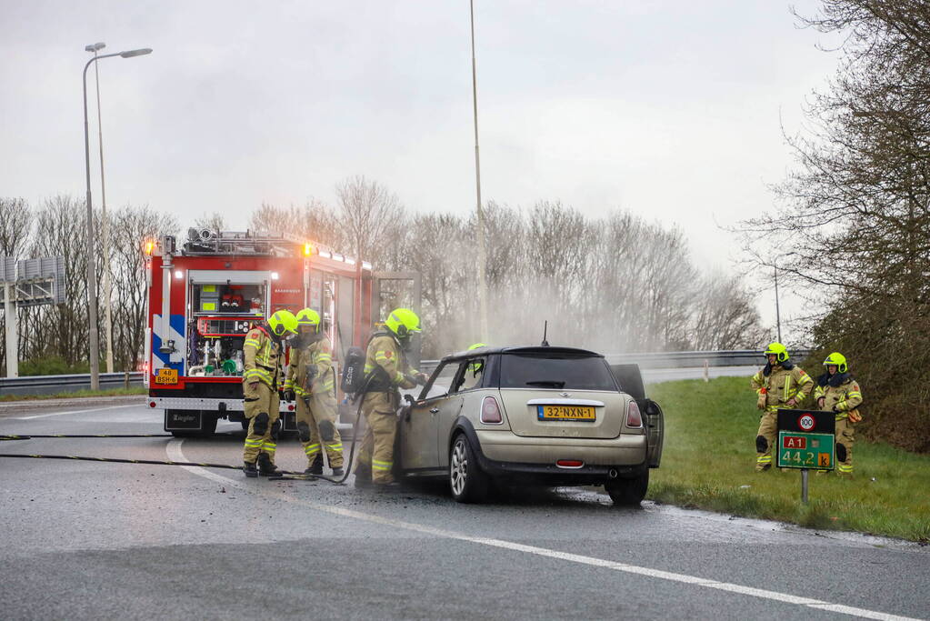 Mini Cooper uitgebrand op afrit van snelweg