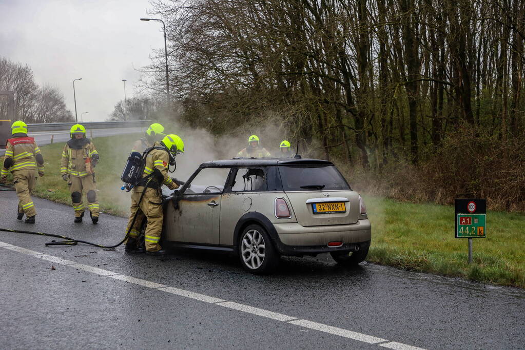 Mini Cooper uitgebrand op afrit van snelweg