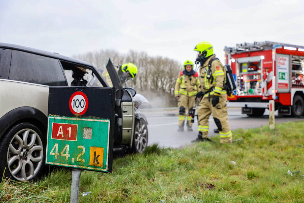 Mini Cooper uitgebrand op afrit van snelweg