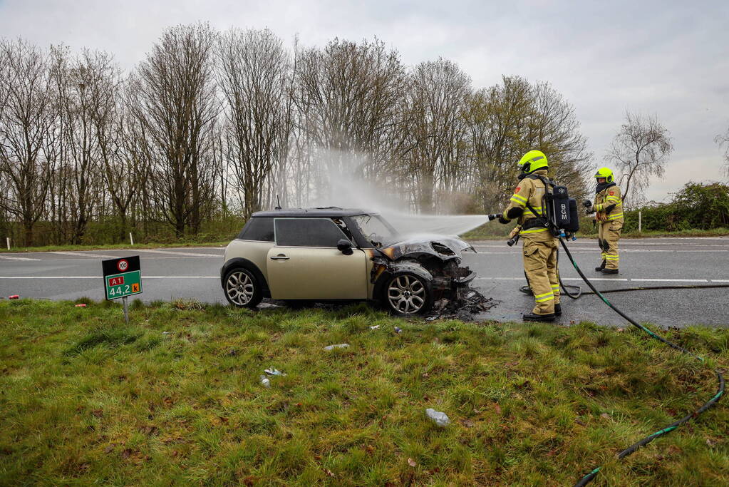 Mini Cooper uitgebrand op afrit van snelweg