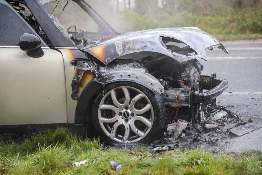 Mini Cooper uitgebrand op afrit van snelweg