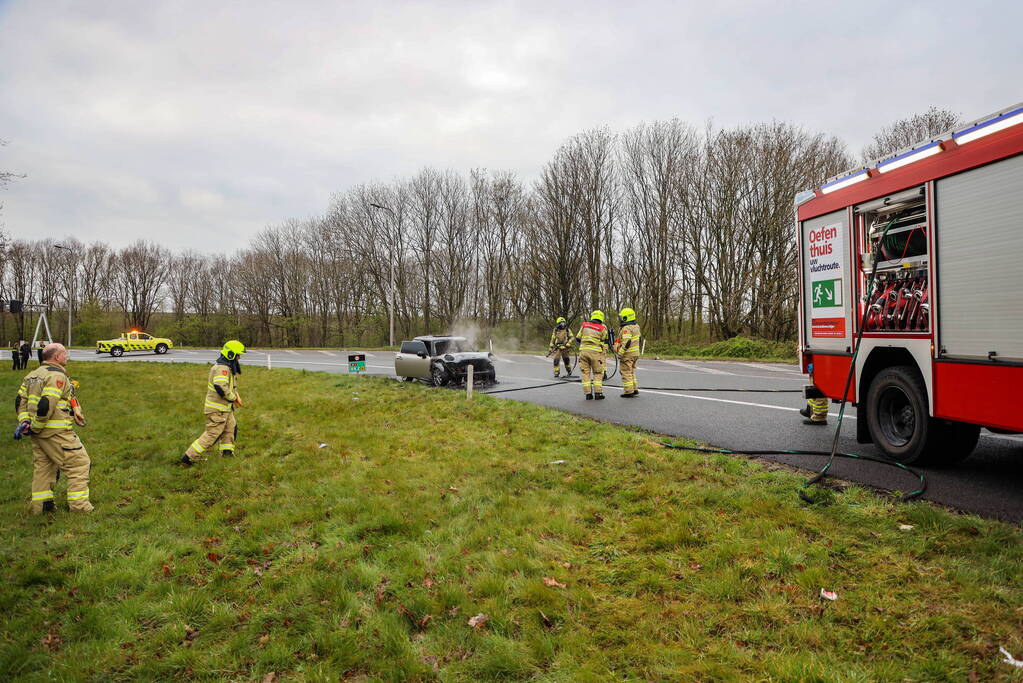 Mini Cooper uitgebrand op afrit van snelweg