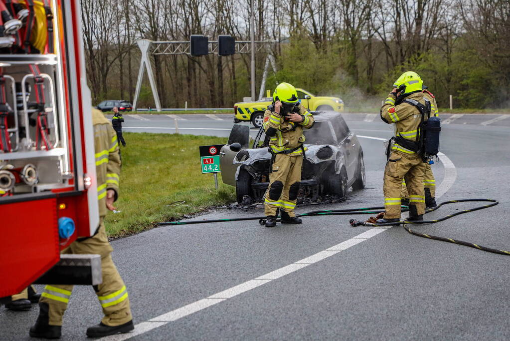 Mini Cooper uitgebrand op afrit van snelweg