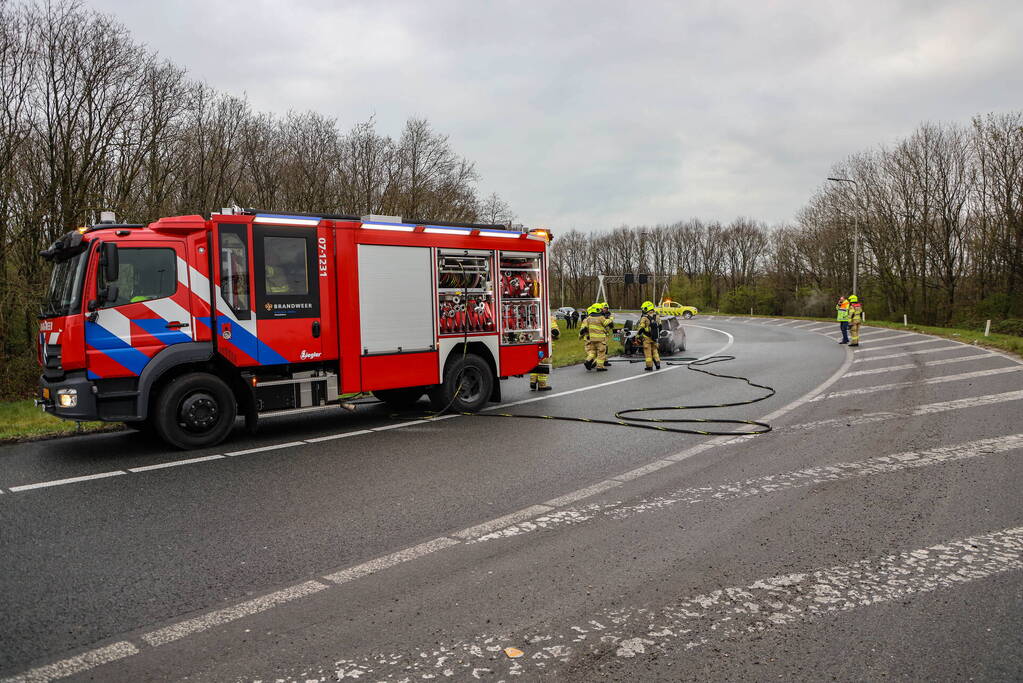 Mini Cooper uitgebrand op afrit van snelweg