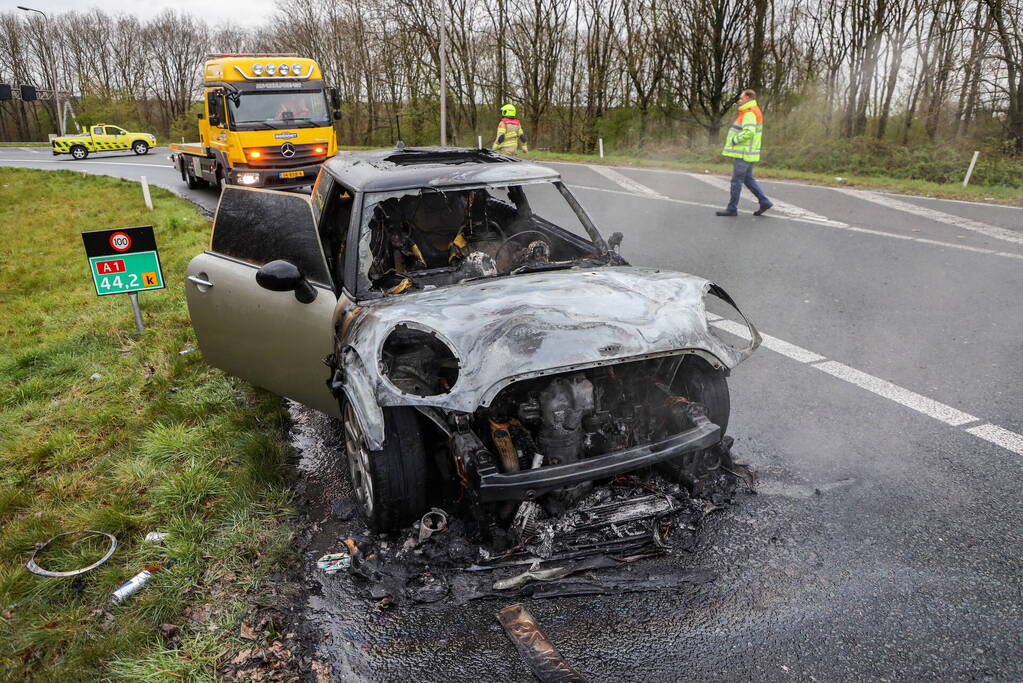 Mini Cooper uitgebrand op afrit van snelweg