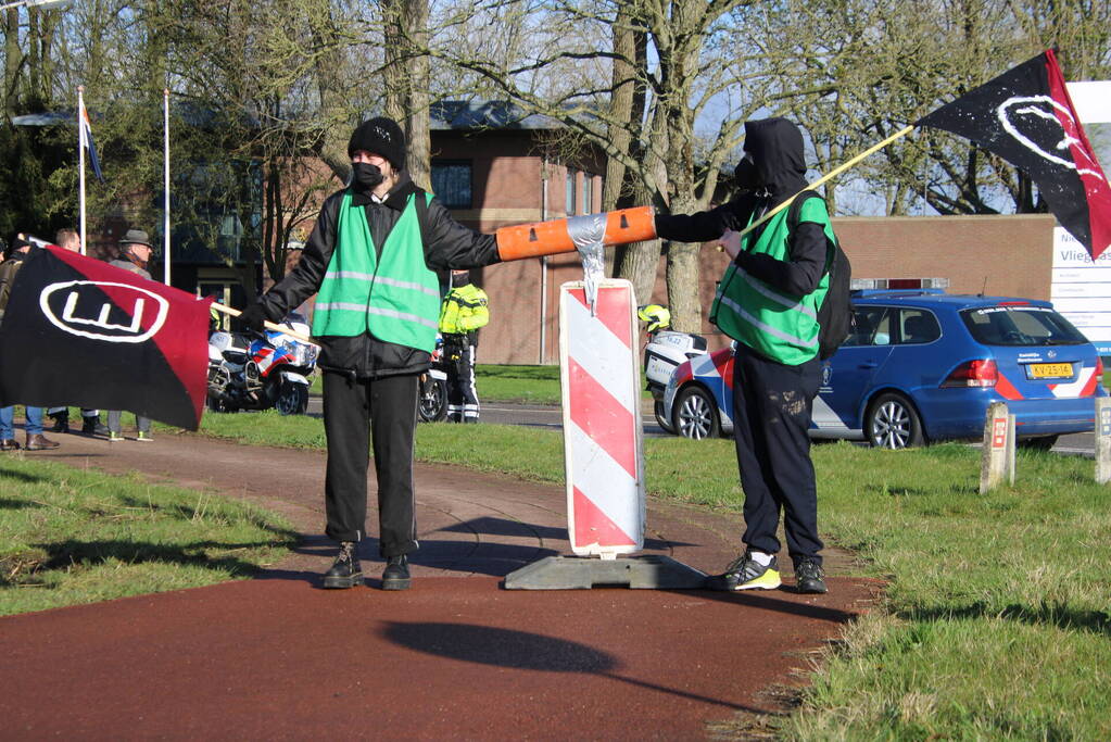 Extinction Rebellion voert actie bij vliegbasis Leeuwarden