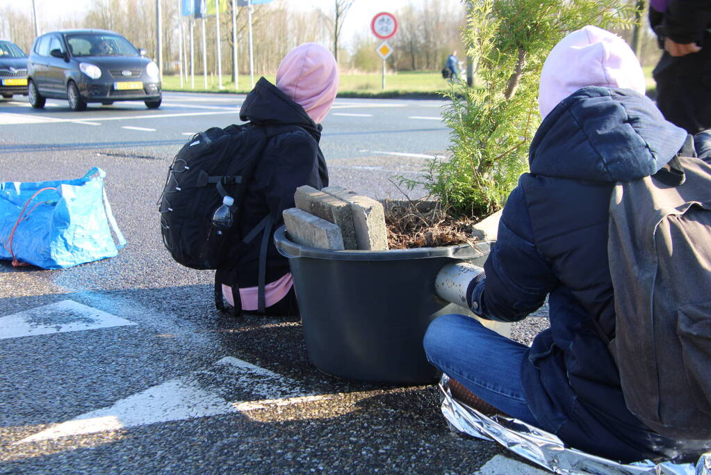 Extinction Rebellion voert actie bij vliegbasis Leeuwarden