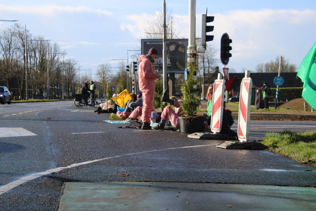 Extinction Rebellion voert actie bij vliegbasis Leeuwarden