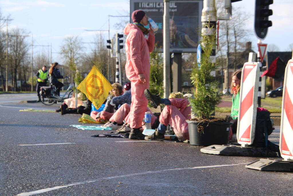 Extinction Rebellion voert actie bij vliegbasis Leeuwarden