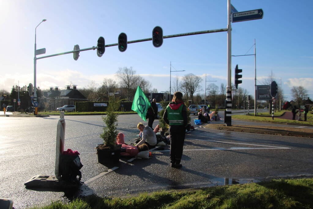 Extinction Rebellion voert actie bij vliegbasis Leeuwarden