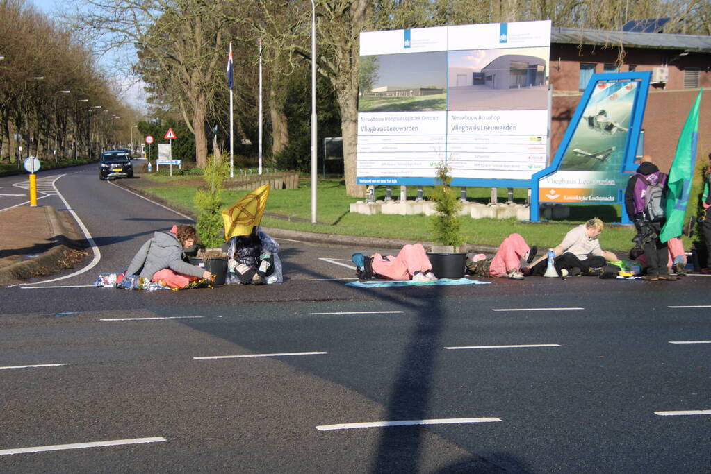 Extinction Rebellion voert actie bij vliegbasis Leeuwarden