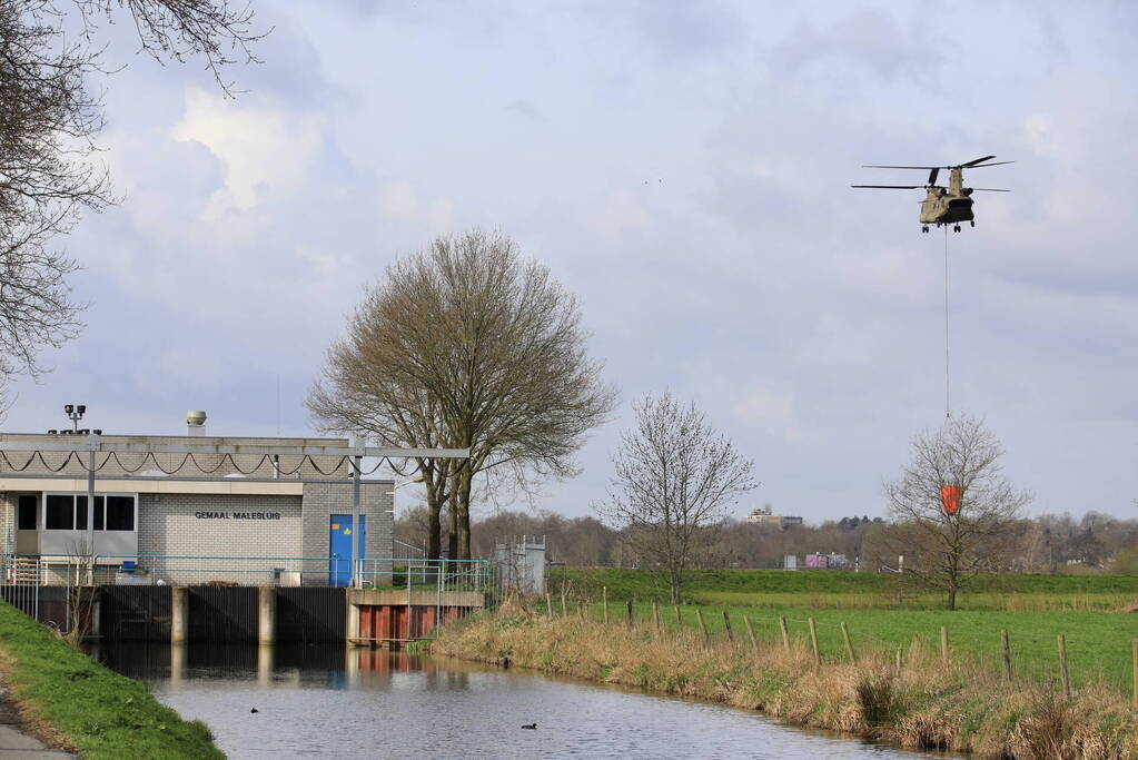 Transporthelikopters van de luchtmacht oefenen bij de Eem