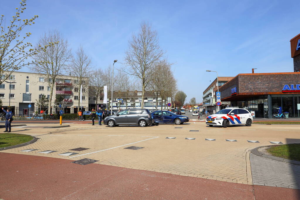 Flinke schade bij aanrijding op kruising voor Winkelcentrum Neptunusplein