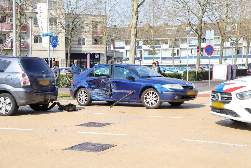 Flinke schade bij aanrijding op kruising voor Winkelcentrum Neptunusplein