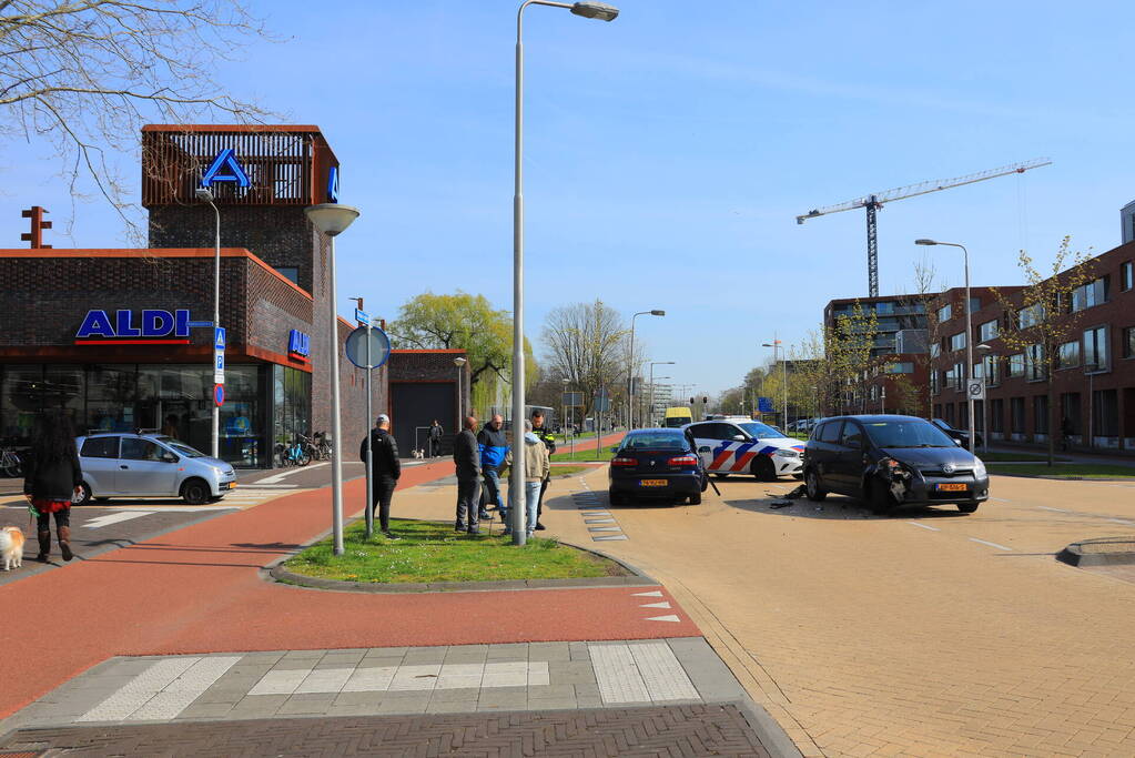 Flinke schade bij aanrijding op kruising voor Winkelcentrum Neptunusplein