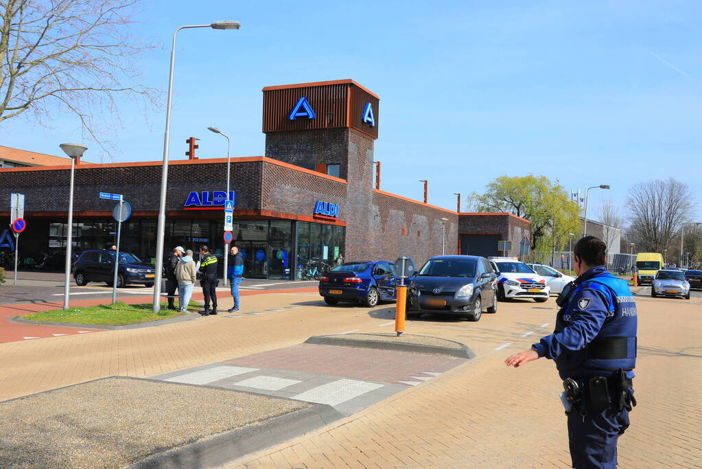 Flinke schade bij aanrijding op kruising voor Winkelcentrum Neptunusplein