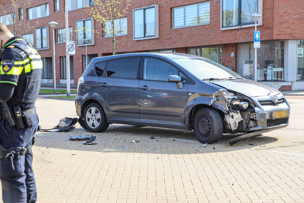 Flinke schade bij aanrijding op kruising voor Winkelcentrum Neptunusplein