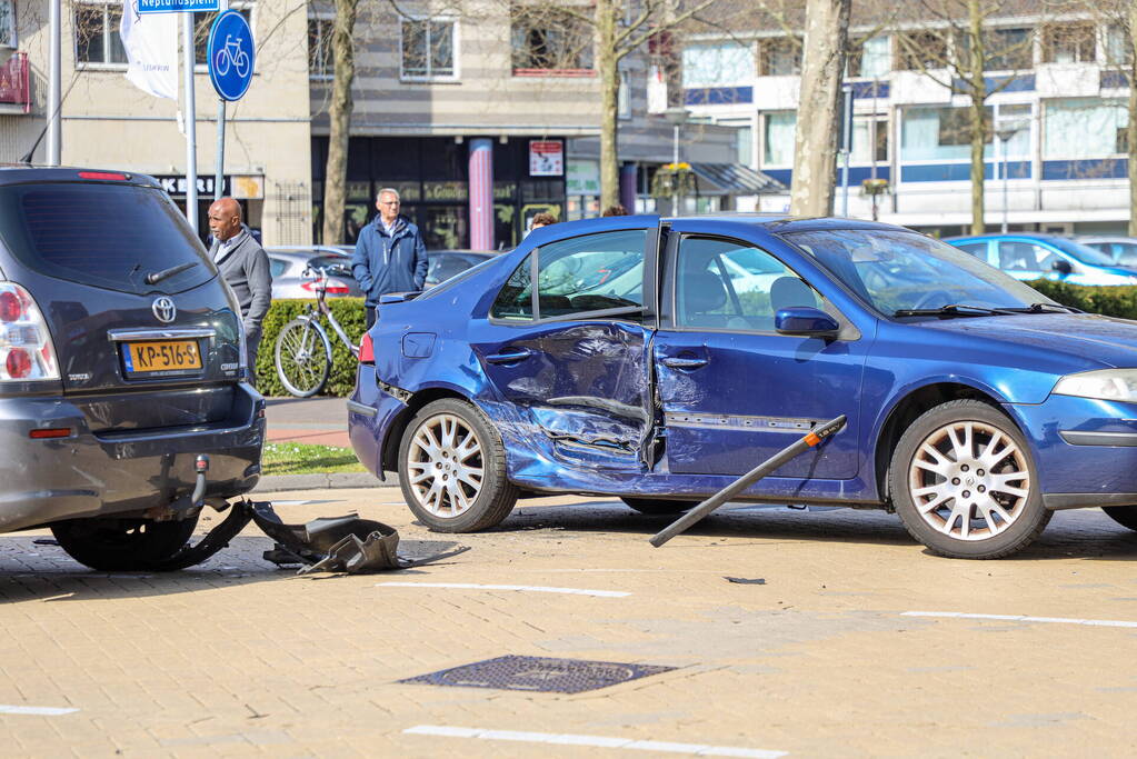 Flinke schade bij aanrijding op kruising voor Winkelcentrum Neptunusplein