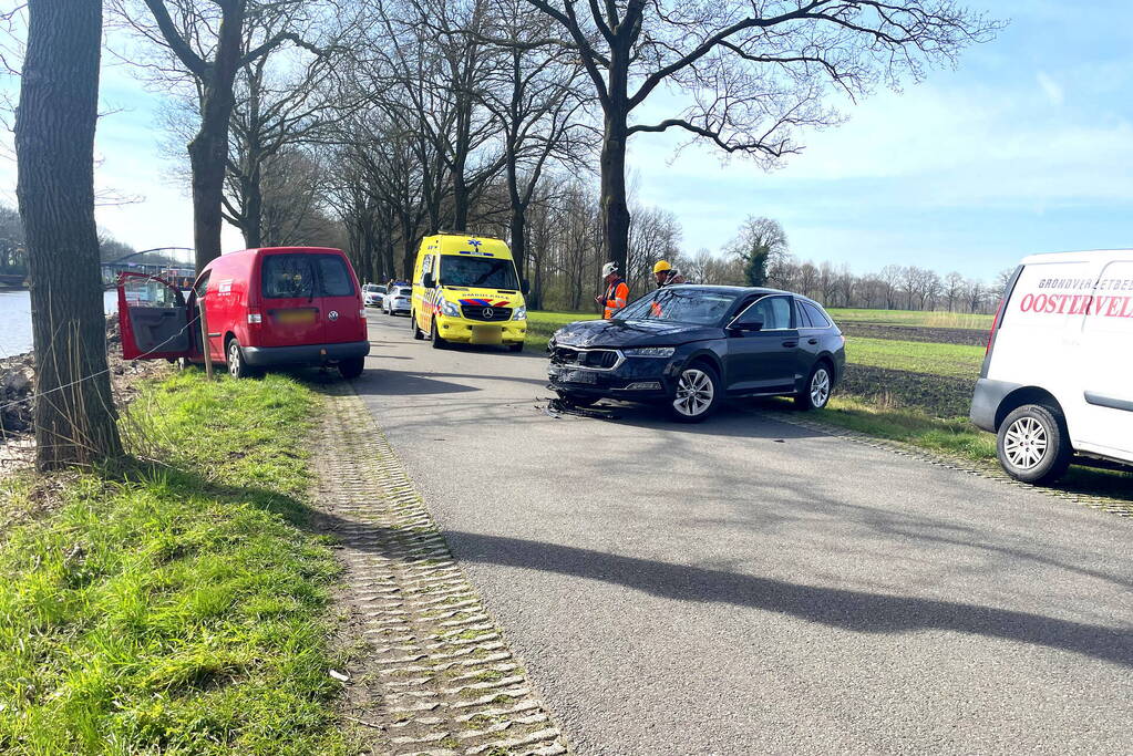 Bestelbus en personenwagen betrokken bij botsing