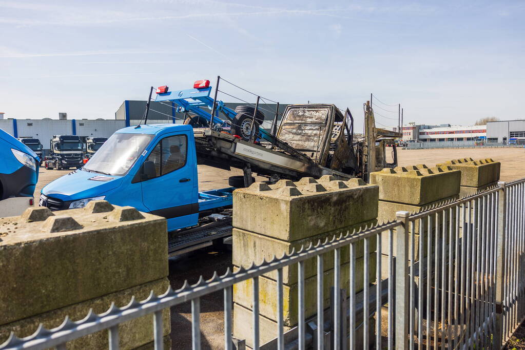 Vrachtwagen met oplegger brandt uit op terrein Koopman Cargo