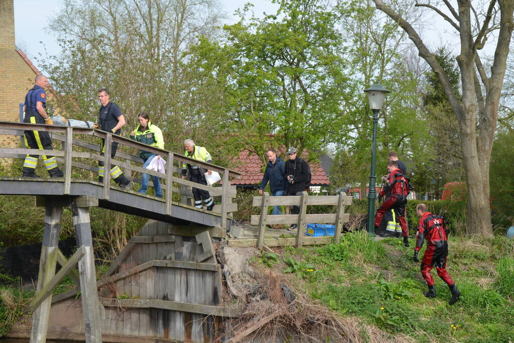 Ree door brandweer gered uit schiphuis