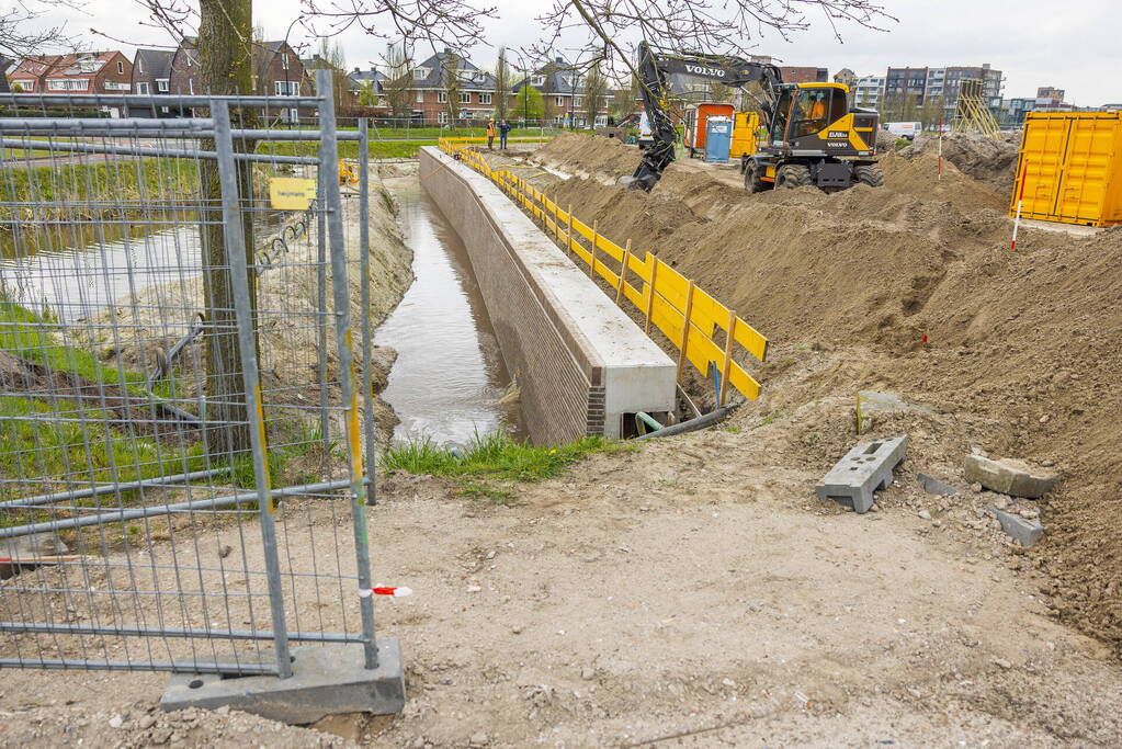 Water spuit uit nieuwe kademuur door gesprongen waterleiding