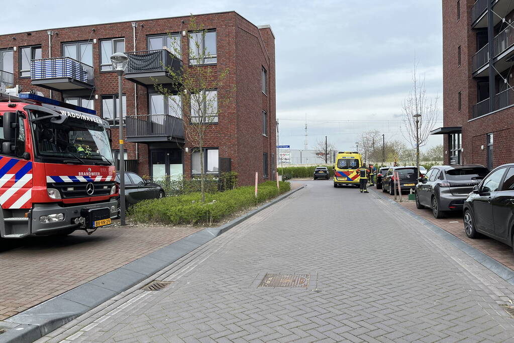 Brandweer doet onderzoek naar brand in flatwoning