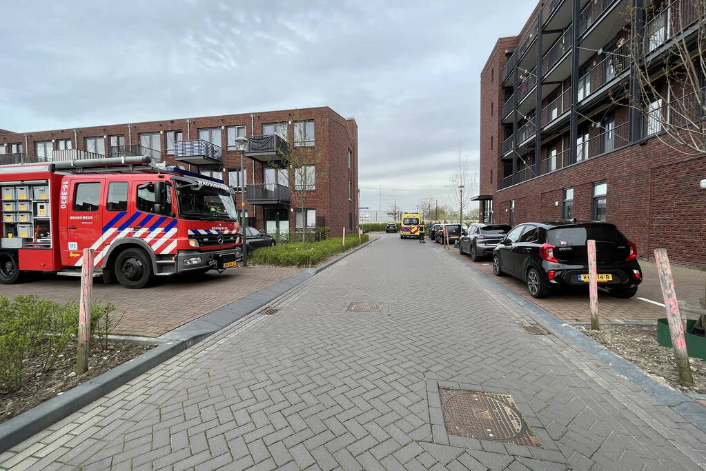 Brandweer doet onderzoek naar brand in flatwoning