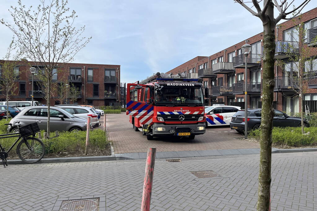 Brandweer doet onderzoek naar brand in flatwoning