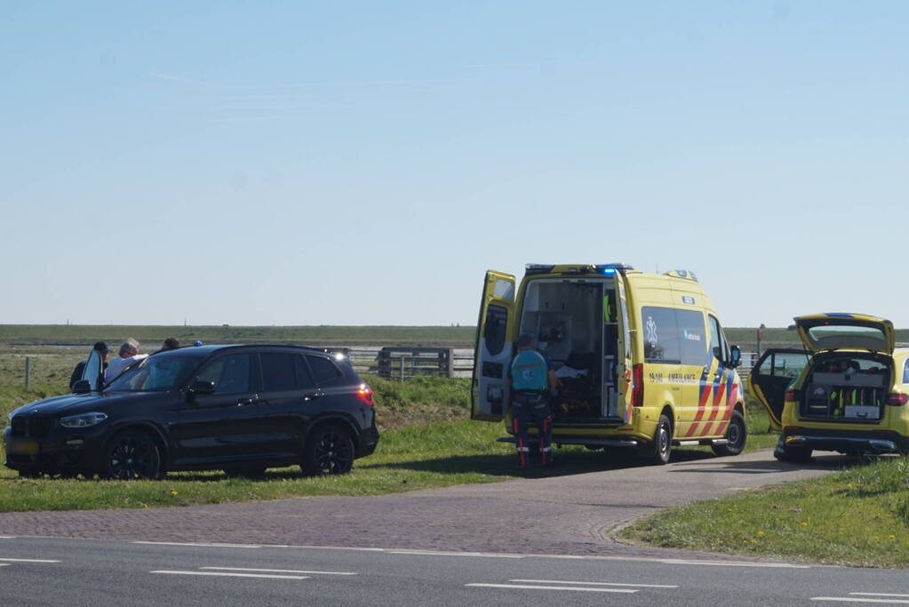 Fietser valt en krijgt stuur in buik