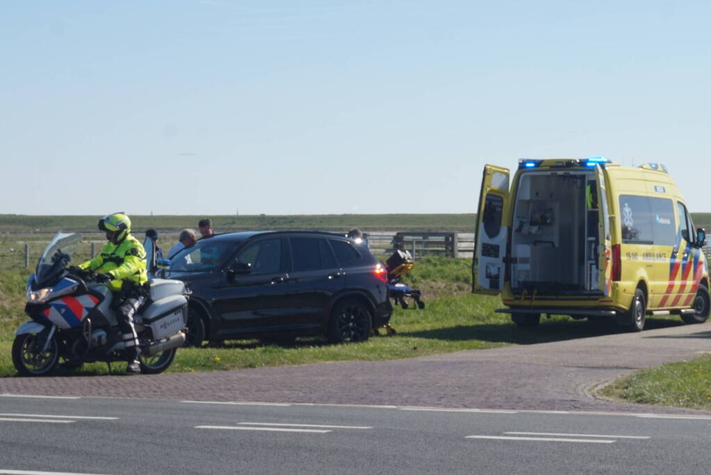 Fietser valt en krijgt stuur in buik