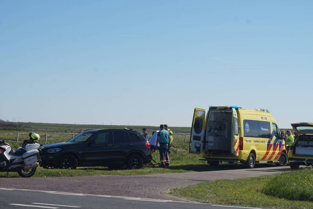 Fietser valt en krijgt stuur in buik