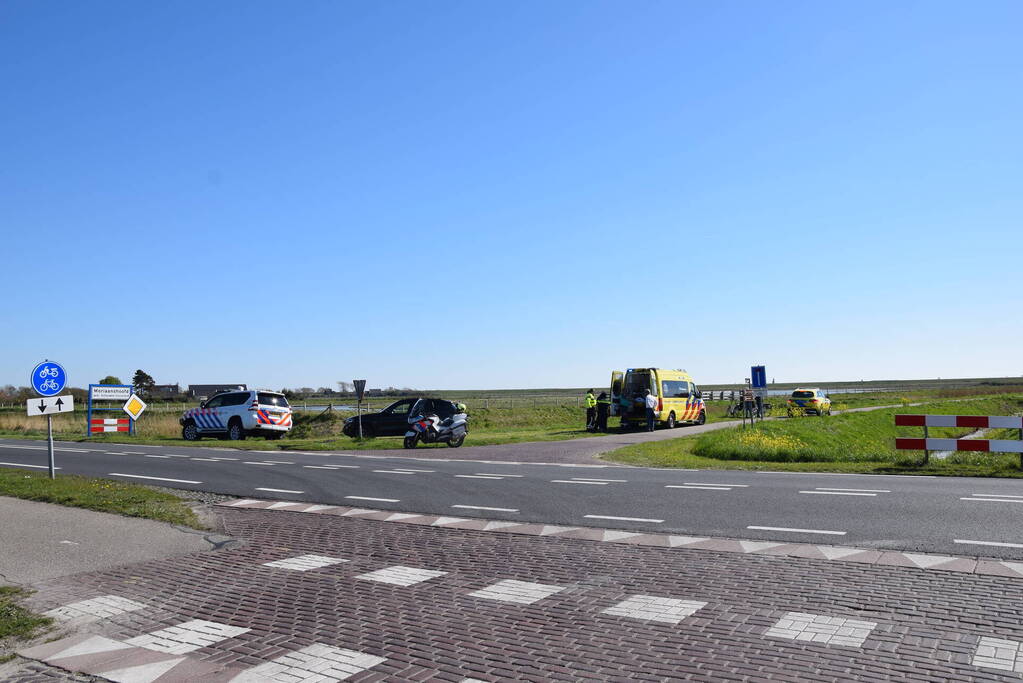 Fietser valt en krijgt stuur in buik