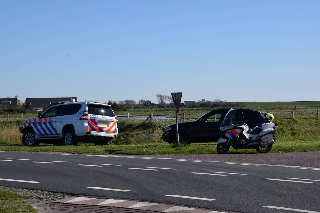 Fietser valt en krijgt stuur in buik