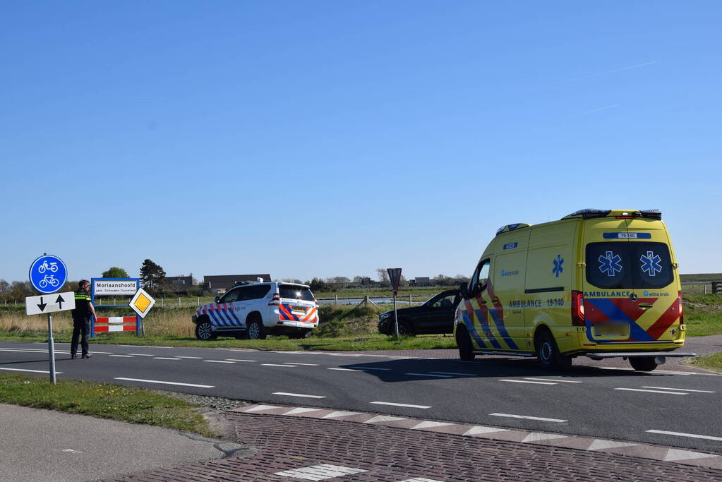 Fietser valt en krijgt stuur in buik