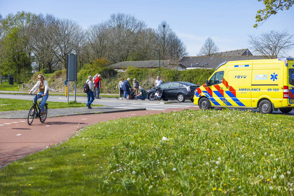 Twee dames op een scooter aangereden door auto