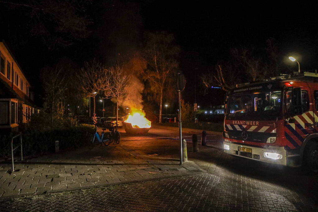 Vonken en rookontwikkeling bij brand in bouwafval container