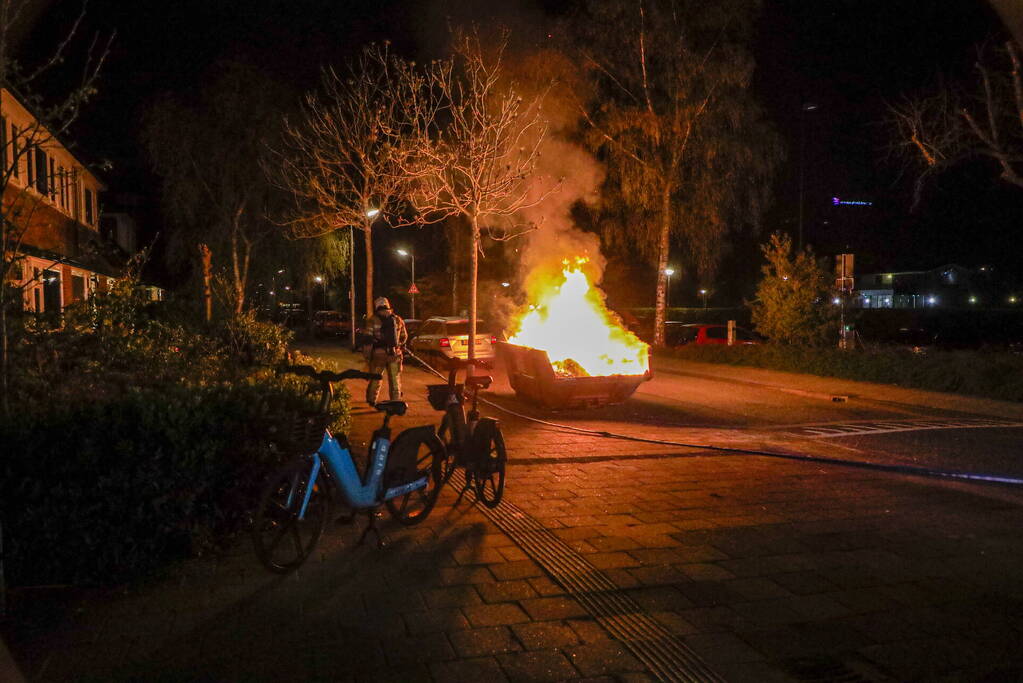 Vonken en rookontwikkeling bij brand in bouwafval container