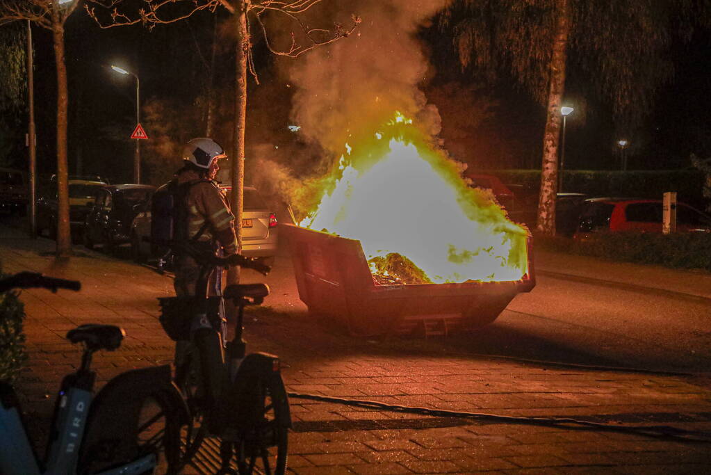 Vonken en rookontwikkeling bij brand in bouwafval container