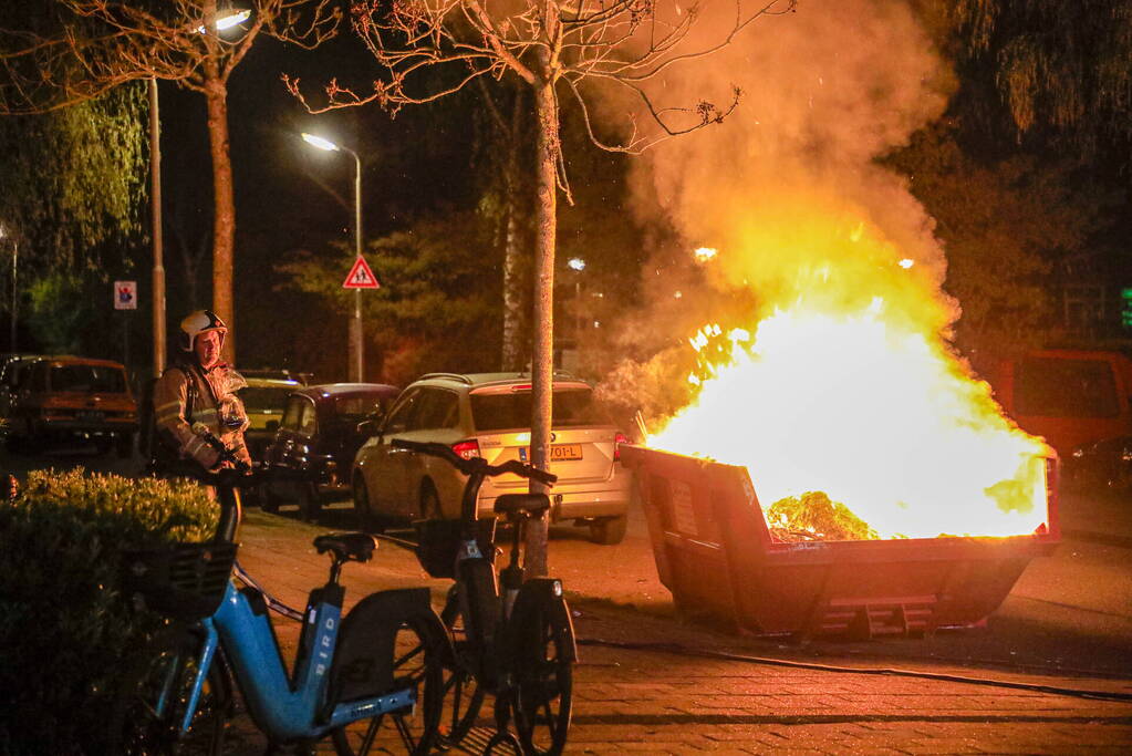 Vonken en rookontwikkeling bij brand in bouwafval container