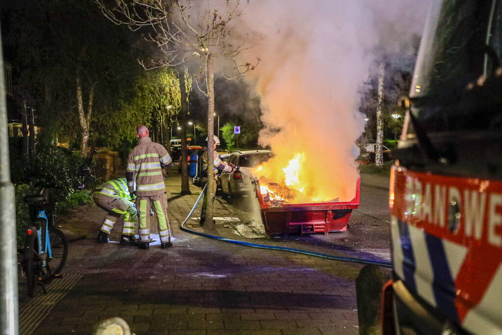 Vonken en rookontwikkeling bij brand in bouwafval container