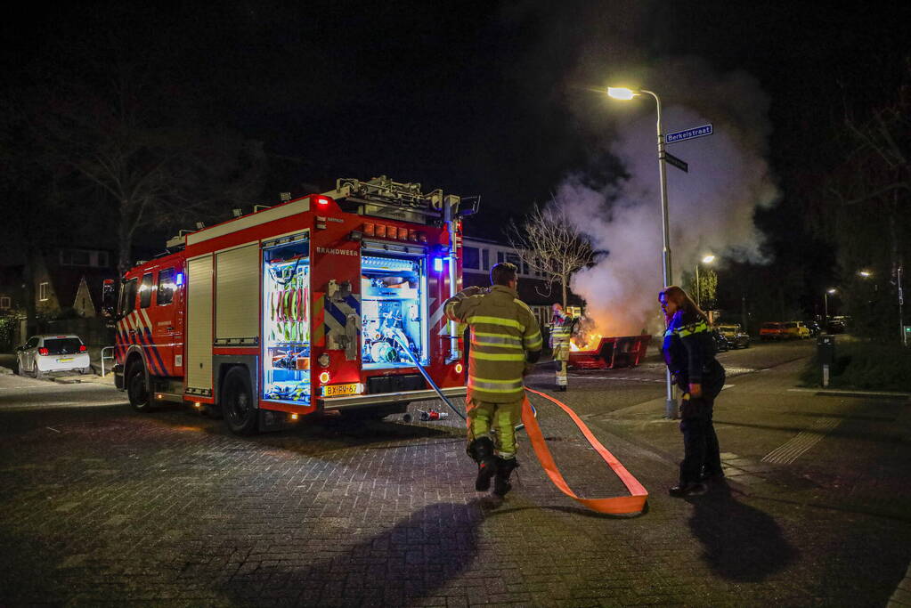 Vonken en rookontwikkeling bij brand in bouwafval container