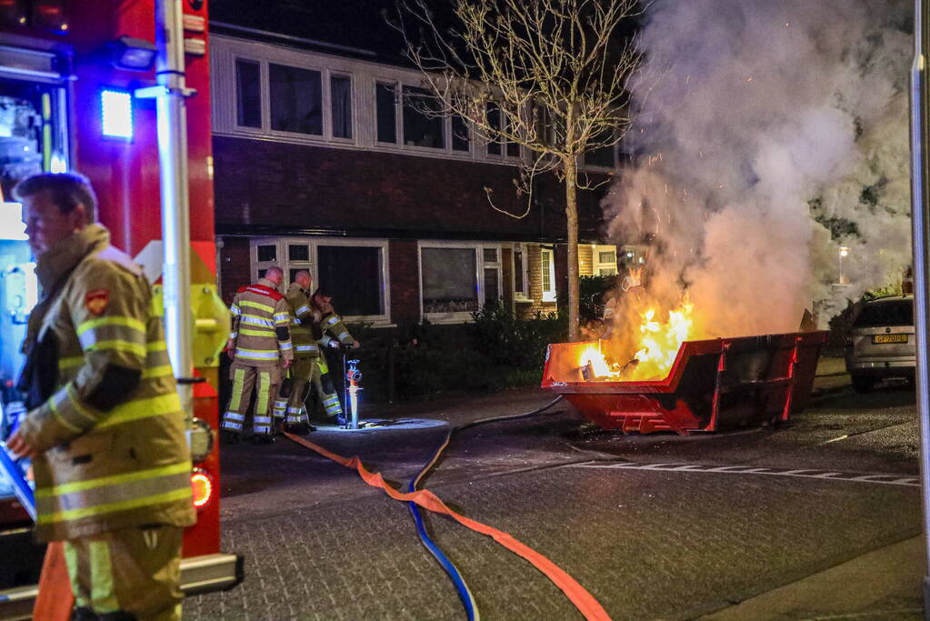 Vonken en rookontwikkeling bij brand in bouwafval container