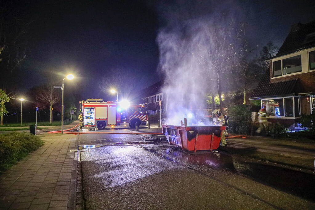 Vonken en rookontwikkeling bij brand in bouwafval container