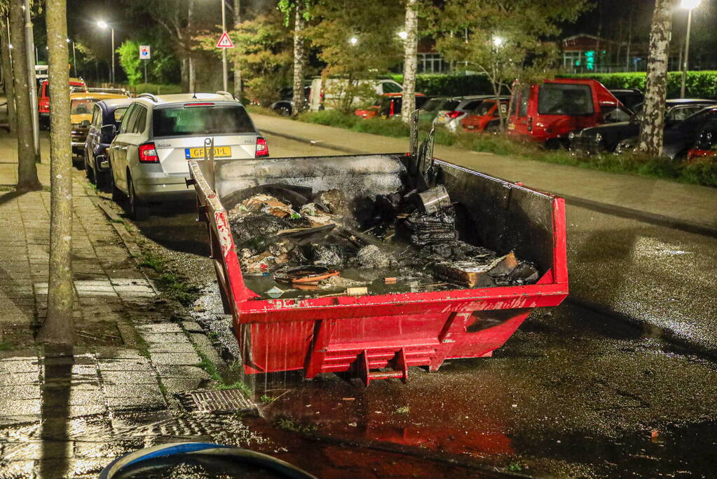 Vonken en rookontwikkeling bij brand in bouwafval container