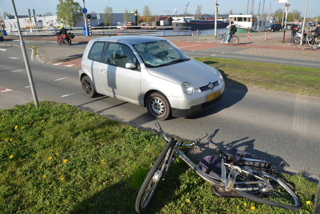 Automobilist schept E-biker op Hermesbrug