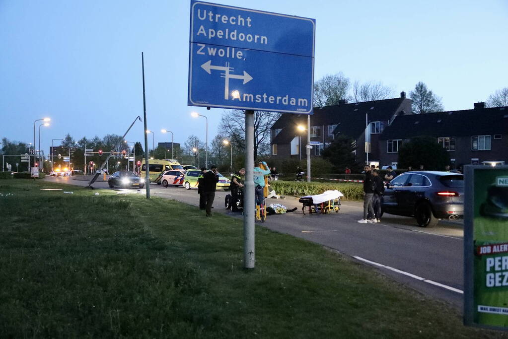 Driewielmotor op de kop na botsing met lantaarnpaal